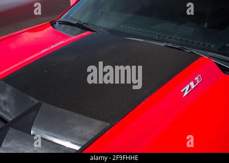 Die Carbon-Faser nimmt auf der Motorhaube eines Red 2013 Chevrolet Camaro ZL1 mit ZL1-Abzeichen Stockfoto