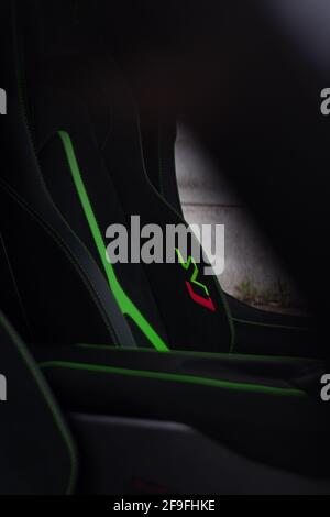 Ein schwarzer 2020 Lamborghini Aventador SVJ Innenraum-Beifahrersitz in Schwarz mit grünen Ziernähten und SVJ-Logo, das in die Seitenwangen gestrickt ist. Stockfoto