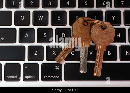 Alte und rostige Tasten auf der Laptop-Tastatur, Computersicherheit und Passwortkonzept Stockfoto