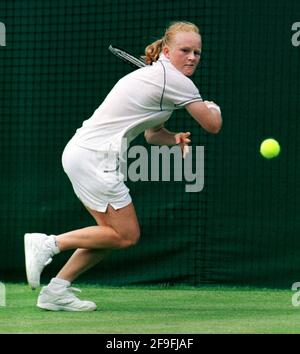 Louise Latimer Tennisspielerin aus Großbritannien, Juni 2000 in Aktion während ihres Spiels gegen Anke Huber aus Deutschland, in den Frauen-Singles, zweite Runde in Wimbledon. Huber gewann 7-5, 3-6, 3-6 Stockfoto