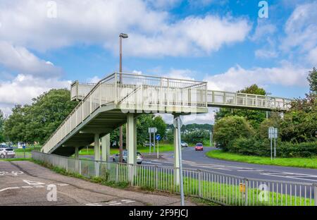 Fußgängerbrücke über eine Hauptstraße (A259) in England, Großbritannien. Stockfoto