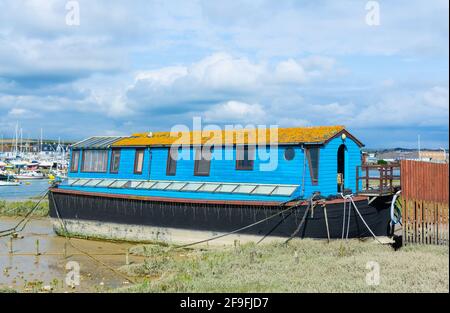 Festgemacht, Holzhausboot mit Strand auf dem Fluss Adur in Shoreham-by-Sea, West Sussex, England, Großbritannien. Stockfoto