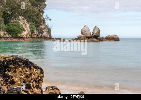 Berühmter Splitrock an der Küste in der Nähe des Abel Tasman National Park, Neuseeland Stockfoto