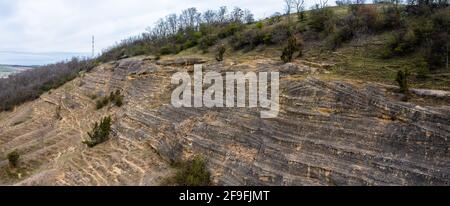 Kishartyán, Ungarn - Luftaufnahme über Sandsteinhöhle, die sich im östlichen Teil des Cserhát-Gebirges befindet. Beliebtes Touristenziel. Ungarisch Stockfoto