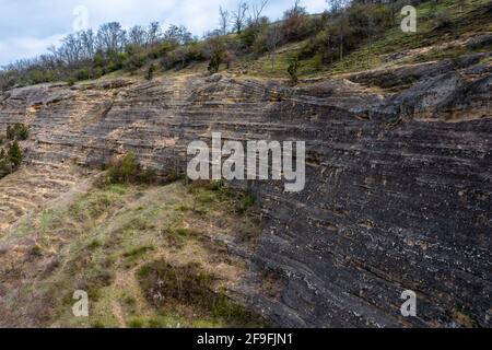 Kishartyán, Ungarn - Luftaufnahme über Sandsteinhöhle, die sich im östlichen Teil des Cserhát-Gebirges befindet. Beliebtes Touristenziel. Ungarisch Stockfoto