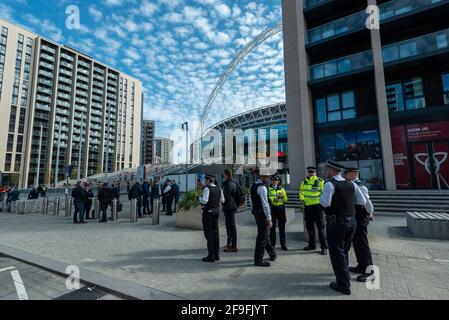 London, Großbritannien. 18. April 2021. Die Polizei vor dem Wembley Stadium vor dem Halbfinalspiel des FA Cup zwischen Leicester City und Southampton. 4,000 Einwohner wurden eingeladen, an dem Spiel teilzunehmen, die größte Anzahl von Zuschauern, die seit über einem Jahr an einem Spiel in einem britischen Stadion teilnehmen. Covid-19-Tests werden vor und nach dem Spiel durchgeführt, und die gesammelten Daten werden verwendet, um zu planen, wie alle Sportturniere dem Lockdown entkommen können. Kredit: Stephen Chung / Alamy Live Nachrichten Stockfoto