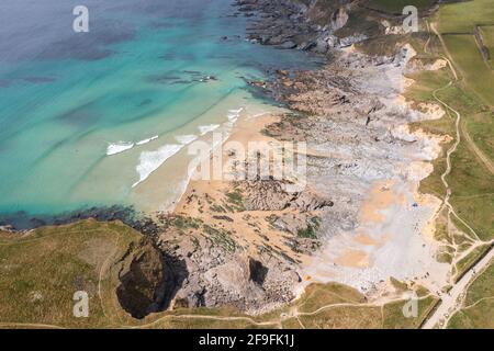 Die wunderschöne Südwestküste von Cornwall wurde an einem sonnigen Tag aus der Luft aufgenommen. Stockfoto