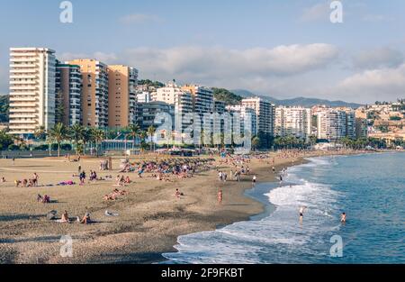 Blick auf den Strand von Malagueta in Malaga. Andalusien, Spanien Stockfoto