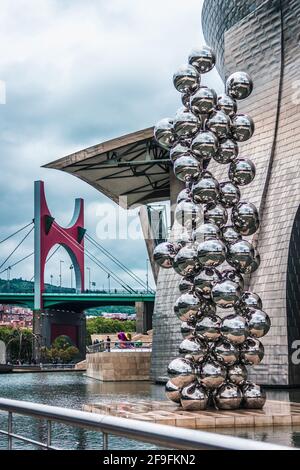 Bilbao, Spanien - 18. Mai 2019: Detailansicht der Silberkugeln-Statue von Anish Kapoor vor dem Guggenheim Museum in Bilbao, Spanien Stockfoto