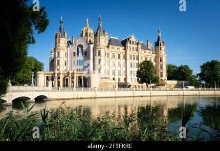 SCHWERIN, DEUTSCHLAND - 12. August 2020: Schwerin, Deutschland 12. August 2020. Das Schloss Schwerin ist ein Schloss mitten in der Stadt. Stockfoto