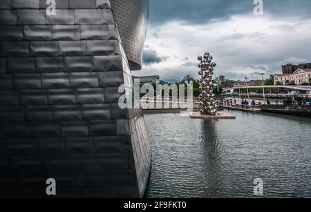 Bilbao, Spanien - 18. Mai 2019: Detailansicht der Silberkugeln-Statue von Anish Kapoor vor dem Guggenheim Museum in Bilbao, Spanien Stockfoto