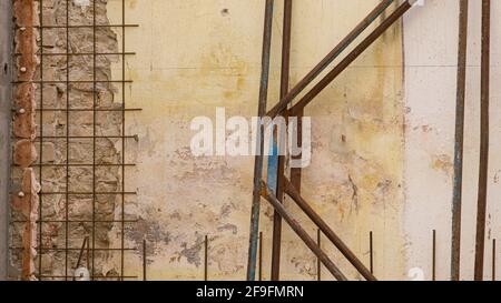 Wand mit Drahtgeflecht auf einer Baustelle Stockfoto