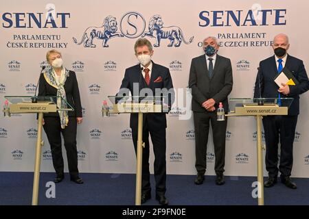 Prag, Tschechische Republik. April 2021. Senatschefs verurteilten die vermutete Beteiligung russischer Geheimdienste an einer Explosion in einem tschechischen Munitionslager im Jahr 2014 als einen Akt des Staatsterrorismus und Senatsleiter Milos Vystrcil (2. Links) sagte, dass Ministerpräsident Andrej Babis gemeinsame Schritte gegen den wachsenden russischen Einfluss in der NATO und der EU einleiten sollte. „Wir müssen den russischen Einfluss loswerden, der die tschechischen politischen, sozialen und wirtschaftlichen Strukturen durchdringt“, sagte er am 18. April 2021 in Prag, Tschechische Republik. Quelle: VIT Simanek/CTK Photo/Alamy Live News Stockfoto