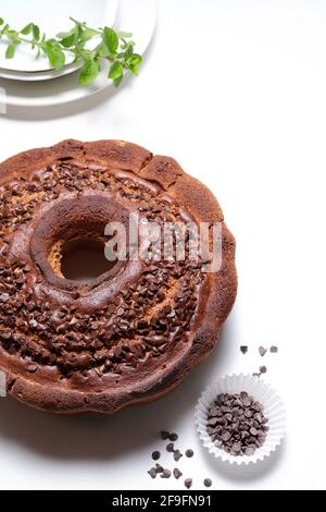 Dunkler Schokoladenkuchen isoliert auf weißem Hintergrund. Direkt darüber. Speicherplatz kopieren. Stockfoto