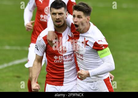 Liberec, Tschechische Republik. April 2021. Slavia der Prager Fußballspieler Ondrej Kudela (links) feiert das Tor während des Spiels SK Slavia Praha gegen Slovan Liberec in Liberec, Tschechische Republik, 18. April 2021. Kredit: Radek Petrasek/CTK Foto/Alamy Live Nachrichten Stockfoto