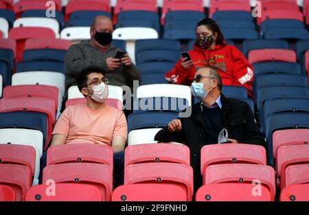 Die Fans kommen im Rahmen des von der Regierung geleiteten Events Research Program vor dem Halbfinalspiel des FA Cup im Wembley Stadium in London an. Bilddatum: Sonntag, 18. April 2021. Stockfoto