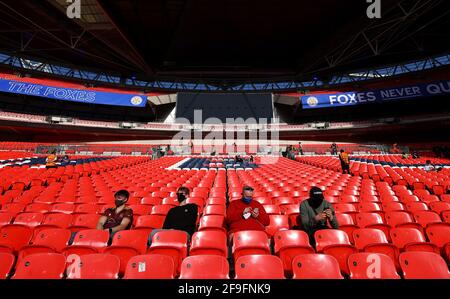 Die Fans kommen im Rahmen des von der Regierung geleiteten Events Research Program vor dem Halbfinalspiel des FA Cup im Wembley Stadium in London an. Bilddatum: Sonntag, 18. April 2021. Stockfoto