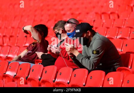 Die Fans kommen im Rahmen des von der Regierung geleiteten Events Research Program vor dem Halbfinalspiel des FA Cup im Wembley Stadium in London an. Bilddatum: Sonntag, 18. April 2021. Stockfoto