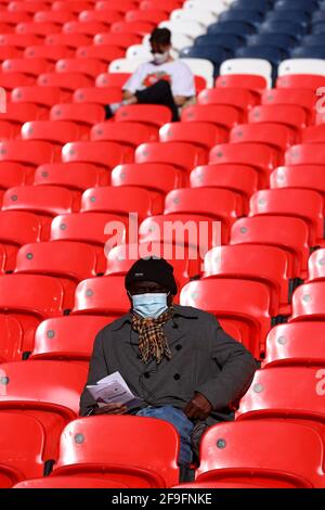 Die Fans kommen im Rahmen des von der Regierung geleiteten Events Research Program vor dem Halbfinalspiel des FA Cup im Wembley Stadium in London an. Bilddatum: Sonntag, 18. April 2021. Stockfoto