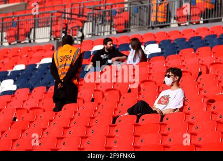 Die Fans kommen im Rahmen des von der Regierung geleiteten Events Research Program vor dem Halbfinalspiel des FA Cup im Wembley Stadium in London an. Bilddatum: Sonntag, 18. April 2021. Stockfoto