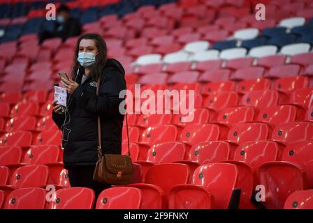 Die Fans kommen im Rahmen des von der Regierung geleiteten Events Research Program vor dem Halbfinalspiel des FA Cup im Wembley Stadium in London an. Bilddatum: Sonntag, 18. April 2021. Stockfoto