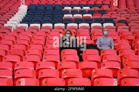 Die Fans kommen im Rahmen des von der Regierung geleiteten Events Research Program vor dem Halbfinalspiel des FA Cup im Wembley Stadium in London an. Bilddatum: Sonntag, 18. April 2021. Stockfoto