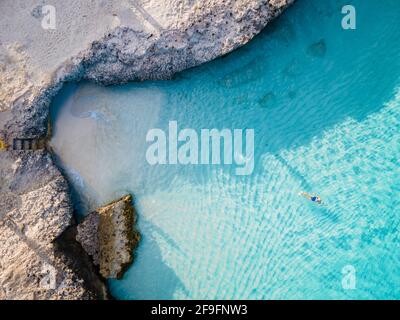 Tres Trapi Steps Triple Steps Beach, Aruba völlig leer, beliebter Strand unter Einheimischen und Touristen, kristallklares Meer Aruba. Karibik Stockfoto