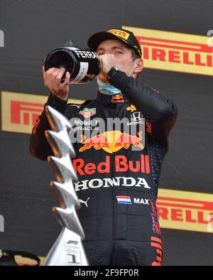 Imola, Italien. April 2021. Motorsport: Formel-1-Weltmeisterschaft, Emilia-Romagna Grand Prix: Max Verstappen aus den Niederlanden des Red Bull Racing Teams feiert seinen Sieg. Kredit: Hasan Bratic/dpa/Alamy Live Nachrichten Stockfoto