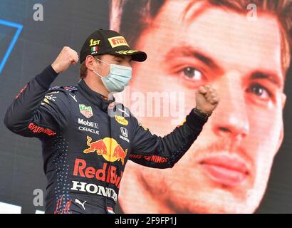 Imola, Italien. April 2021. Motorsport: Formel-1-Weltmeisterschaft, Emilia-Romagna Grand Prix: Max Verstappen aus den Niederlanden des Red Bull Racing Teams feiert seinen Sieg. Kredit: Hasan Bratic/dpa/Alamy Live Nachrichten Stockfoto