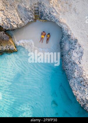 Tres Trapi Steps Triple Steps Beach, Aruba völlig leer, beliebter Strand unter Einheimischen und Touristen, kristallklares Meer Aruba. Karibik, Paar Mann und Frau in einem kristallklaren Meer Stockfoto