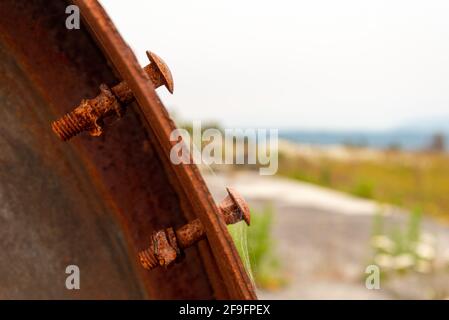 Bleibt in der Landschaft einer alten Bergbaufabrik in der Geisterstadt Waiuta, Südinsel Neuseelands Stockfoto