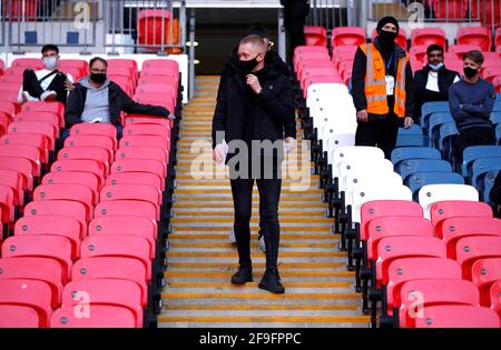 Die Fans kommen im Rahmen des von der Regierung geleiteten Events Research Program vor dem Halbfinalspiel des FA Cup im Wembley Stadium in London an. Bilddatum: Sonntag, 18. April 2021. Stockfoto