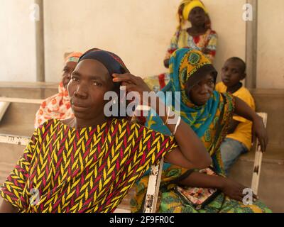 Dodoma, Tansania. 10-10-2018. Eine schwarze muslimische Frau wartet in einem ländlichen Krankenhaus in Tansania mit einem besorgten und traurigen Gesicht auf medizinische Hilfe. Stockfoto