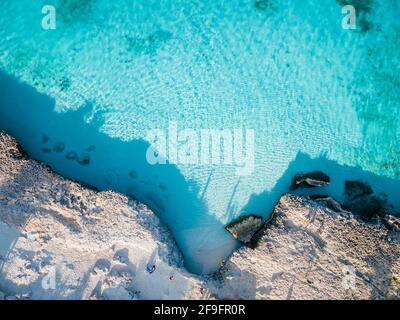 Tres Trapi Steps Triple Steps Beach, Aruba völlig leer, beliebter Strand unter Einheimischen und Touristen, kristallklares Meer Aruba. Karibik Stockfoto