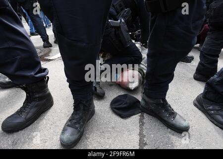 Prag, Tschechische Republik. April 2021. Am 18. April 2021 protestieren Menschen vor der russischen Botschaft in Prag, Tschechische Republik, gegen das Putinistische Russland und die mutmaßliche Beteiligung Russlands an einer Explosion im tschechischen Munitionslager Vrbetice. Kredit: Michaela Rihova/CTK Foto/Alamy Live Nachrichten Stockfoto