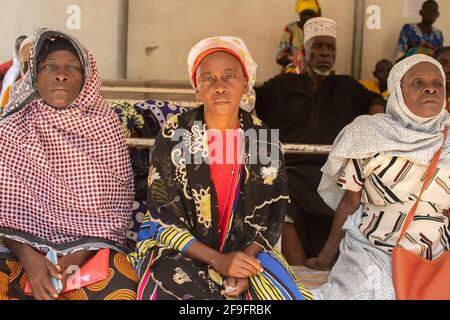 Dodoma, Tansania. 10-10-2018. Porträt von drei schwarzen muslimischen Frau wartet auf medizinische Hilfe mit besorgten Ausdruck auf ihrem Gesicht in einem ländlichen Stockfoto