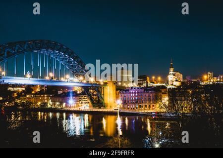 Gateshead UK: 16. März 2021: Blick auf den Newcastle Quayside und die Tyne Bridge, beleuchtet in der Nacht an einem klaren Abend Stockfoto