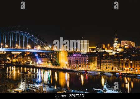 Gateshead UK: 16. März 2021: Blick auf den Newcastle Quayside und die Tyne Bridge, beleuchtet in der Nacht an einem klaren Abend Stockfoto