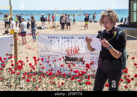 Stop Mare Mortum, eine Plattform, die darauf abzielt, einen Wandel in der europäischen Einwanderungs- und Einwanderungspolitik zu fördern, um sicherzustellen, dass die Menschenrechte garantiert und respektiert werden, hat am Strand von Barceloneta in Barcelona durchgeführt. Eine visuelle Aktion, um die ständigen Todesfälle im Mittelmeer und im Atlantik anzuprangern. Rund 150 Menschen haben im Auftrag der mehr als 1200 Menschen, die 2020 auf der Route zu den Kanarischen Inseln starben, eine Nelkenbepflanzung durchgeführt. Stockfoto