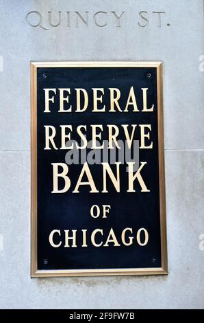 Chicago, Illinois, USA. Ein Identitätsschild an der Außenseite der Federal Reserve Bank of Chicago. Stockfoto