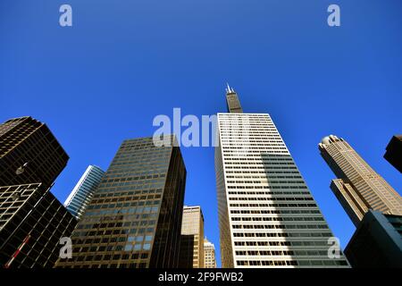 Chicago, Illinois, USA. Teile der Skyline im West Loop-Bereich der Stadt ragen östlich des Chicago River auf. Stockfoto