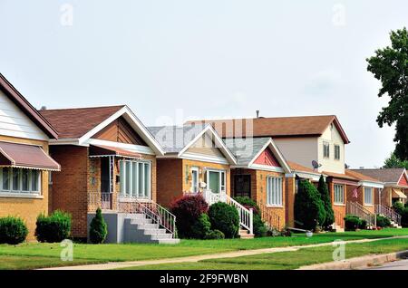 Chicago, Illinois, USA. Ein ordentlicher Wohnblock mit ordentlichen Häusern in Chicagos Stadtteil Garfield Ridge auf der Southwest Side der Stadt. Stockfoto