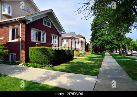 Chicago, Illinois, USA. Häuser, die einen Wohnblock auf der Nordwestseite der Stadt im Jefferson Park-Viertel definieren. Stockfoto