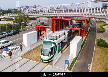 Kaohsiung, Taiwan - 17. Oktober 2015: Straßenbahn Light Rail öffentliche Verkehrsmittel am Bahnhof Cianjhen Star in Kaohsiung, Taiwan. Stockfoto