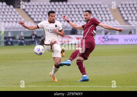 Turin, Italien, 18. April 2021. Pedro von AS Roma stellt sich beim Spiel der Serie A im Stadio Grande Torino, Turin, gegen Rolando Mandragora vom FC Turin vor eine große Herausforderung. Bildnachweis sollte lauten: Jonathan Moscrop / Sportimage Stockfoto