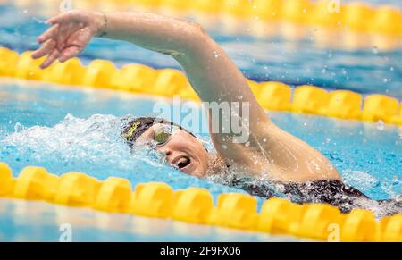 Berlin, Deutschland. April 2021. Schwimmen, Olympia-Qualifikation, Finale, 800 Meter Freistil, Frauen, Schwimm- und Tauchhalle im Europa-Sportpark: Sarah Köhler von der SG Frankfurt schwimmt zum Sieg. Quelle: Andreas Gora/dpa/Alamy Live News Stockfoto