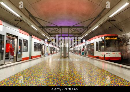 Dortmund, Deutschland - 10. August 2020: Dortmunder Metro Stadtbahn U-Bahn-Station Unionstrasse in Deutschland. Stockfoto