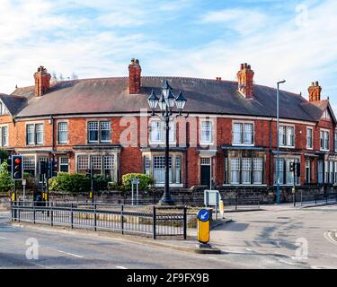 Derby, Großbritannien, April,18,2021: Die fünf Lampen der dekorativen Straßenlaterne im Stadtzentrum von Derby. Das Wahrzeichen gibt dem Gebiet in dieser Region auf dem Namen Stockfoto