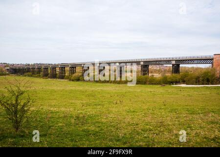 Ilkeston, Großbritannien, April 18,2021: Das Bennerley Viadukt in der Nähe von Ilkeston Derbyshire. Dieser Eisenbahnviadukt der Klasse 2 wurde 1877 aus Eisenerzbau gebaut und steht unter Denkmalschutz Stockfoto