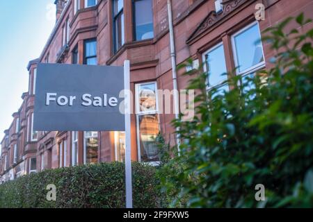 Ein zum Verkauf Schild vor EINEM traditionellen roten Sandstein Tenement Wohnung (Ferienwohnung) In Glasgow Stockfoto